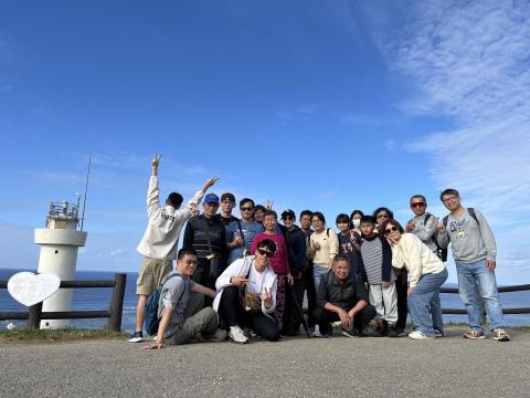 鐘家良 - 「我們總說下次再帶爸媽出國，但他們的體力，等不了太多個下次。」
畫面上這張合照，是今年二月最溫暖的畫面。看著高齡的長輩在燈塔前笑得像孩子一樣，身為領隊的我，心裡比誰都激動。帶父母出國最難的不是機票，而是那份「怕他們累、怕他們吃不慣」的擔憂。

這趟旅程，我幫孩子們扛下了所有的瑣碎，讓他們能空出手來，牽著爸媽看這片海。如果您也想捕捉一份這樣的全家福，剩下的細節，交給我來守護。