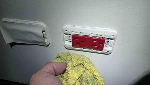 呂國傑 - 安裝插座