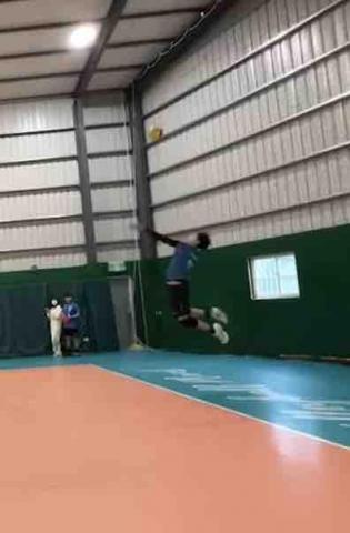 黃宸寰 - 跳躍式發球