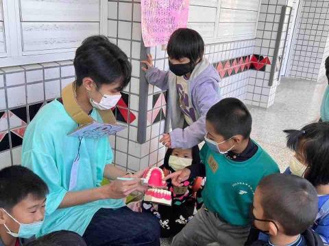 黃翊 - 參加服務隊，教導偏鄉孩童正確衛教知識