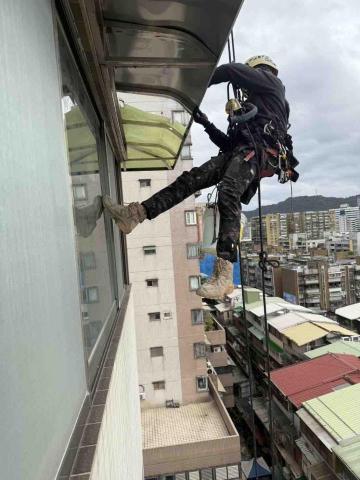 極限鋼鋁高空工程行 - 蜘蛛人白鐵採光罩