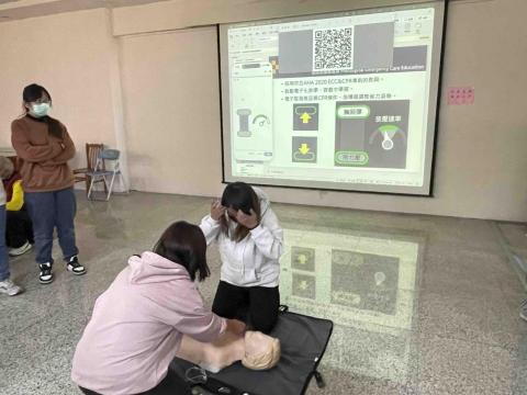 陳柏如 講師 - CPR實際訓練