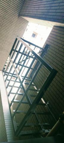 呂紹君 - 冷氣護欄