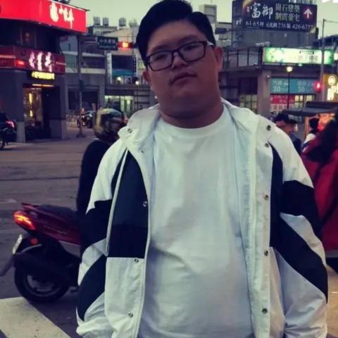 提供紋眉機服務的專家鄭晏明