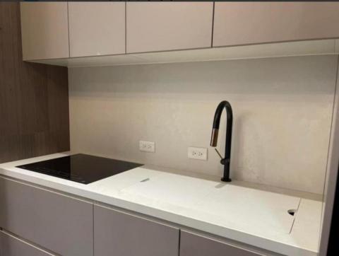 林先生 - 廚房流理台牆面烤白玻璃