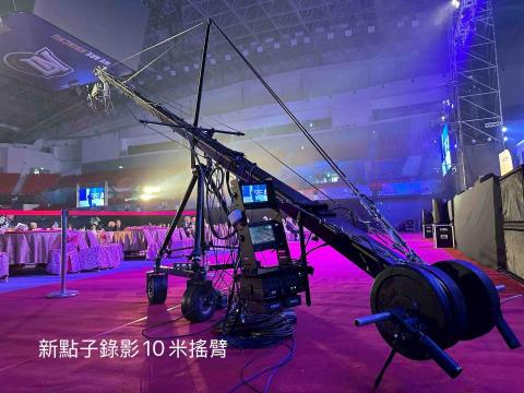 新點子錄影 - 新點子創意有限公司 - 【攝影搖臂實戰心得｜讓機械的運動消失，讓畫面有情緒】

很多人看到搖臂，第一個感覺是「很帥、很震撼」。

當觀眾感覺不到機械的存在，只感受到流暢與情緒，那才是真正到位。

一、運鏡技巧與鏡頭語言

基礎運鏡｜推拉升降

沿著搖臂軸線直線移動，穩定推近或拉遠、平順升降。
這種漸進式運鏡，可以慢慢揭示主體，帶出莊嚴感與儀式感。

大型頒獎、開場氣勢鏡頭，非常實用。

複合運動｜弧線移動

結合升降＋雲台旋轉，讓攝影機走弧形軌跡。

這種運鏡會產生立體空間感，畫面不再只是平面移動，而是「包圍」主體。

適合展現