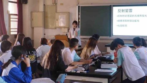 許榕芯 - 曾為高中生授課