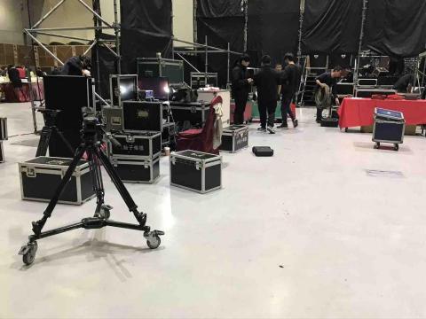 新點子錄影 - 新點子創意有限公司 - 【尾牙活動幕後｜導播與技術團隊視角】

舞台上的熱鬧背後，是一整個幕後團隊的默默運作。導播台與設備區在活動前就完成架設與測試，包含訊號傳輸、畫面切換系統與收音設備確認，確保正式演出時畫面穩定、聲音清晰不中斷。

工作人員各司其職，隨時監控畫面與訊號狀態，面對突發狀況能即時處理。完善的幕後準備與專業流程，讓活動順利進行，也讓主辦單位能安心將重要時刻交給我們紀錄。

#尾牙活動 #幕後紀錄 #導播作業 #新點子錄影