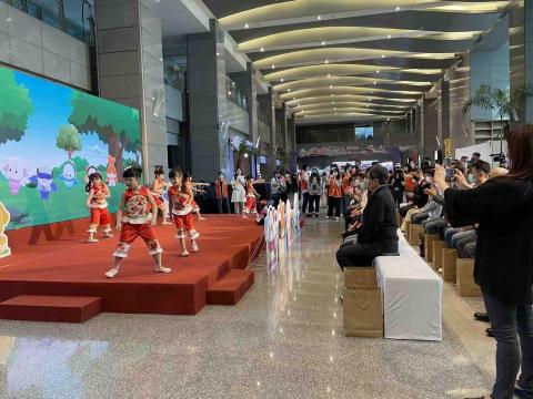 新點子錄影 - 新點子創意有限公司 - 【活動現場紀錄｜新北市政府教育局記者會】

今天於新北市政府教育局主辦活動記者會現場，
新點子錄影負責全程拍攝與即時直播作業。
從舞台演出、貴賓致詞到現場互動，我們透過多機位拍攝與即時導播切換，讓現場與線上觀眾都能清楚掌握活動流程與精彩畫面。

活動前完成機位與收音規劃，活動中確保訊號穩定與直播順暢，讓主辦單位安心、活動內容完整呈現。

每一場活動，我們都用專業與細節，留下最真實的紀錄。

#活動拍攝 #現場直播 #新點子錄影