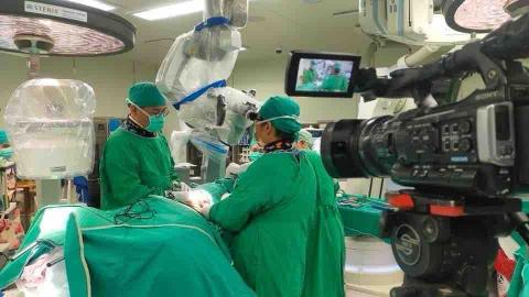 新點子錄影 - 新點子創意有限公司 - 醫學手術與臨床操作的即時直播，讓專業技術能同步傳遞至會議現場、示範教室或遠端學員，提升教學效率與交流品質。我們在不影響醫療流程與無菌環境的前提下，規劃安全拍攝位置與訊號傳輸方式，確保畫面穩定、細節清晰。

透過高畫質攝影系統與穩定直播設備，可同步呈現手術重點、醫師操作細節與即時解說，讓觀摩者如同身歷其境。適用於醫學研討會、教學示範、國際連線與院內培訓，協助醫療知識即時分享與專業交流。

#新點子錄影 #學術研討會