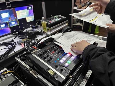 新點子錄影 - 新點子創意有限公司 - 【活動拍攝現場｜彩排確認關鍵細節】

活動開始前，客戶與導播會先針對流程進行彩排與走位確認，包含什麼時候切主畫面、何時開子母畫面呈現簡報內容，以及何時帶現場畫面與觀眾反應，確保整體節奏順暢自然。透過逐段檢視流程表與即時畫面測試，我們提前設定切換節點與訊號配置，避免正式活動時出現延誤或錯切情況。

完善的事前溝通與彩排，是活動直播順利完成的關鍵，也讓主辦單位能安心將現場畫面交給專業團隊處理。

#活動拍攝 #現場直播 #導播作業 #新點子錄影