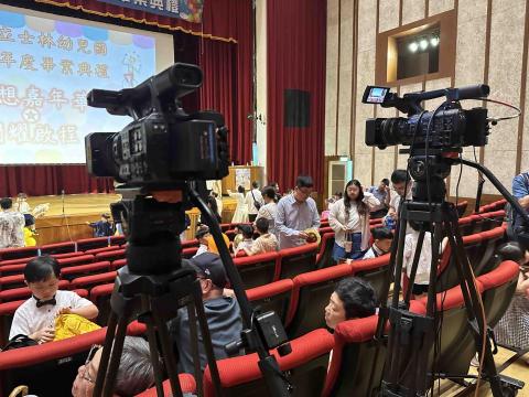 新點子錄影 - 新點子創意有限公司 - 【畢業典禮拍攝現場】

畢業典禮我們已拍攝過無數場，無論大小型典禮，都用同樣的專業態度面對。提前到場準備、選擇最佳機位，是畫面穩定與完整紀錄的第一步；同時與 PA 音響端接音源，並於舞台配置收音設備，確保孩子的歌聲與表演聲音清晰呈現。

我們不追求華而不實的介紹，而是以多年經驗與技術，忠實記錄每一段珍貴時刻，讓家長與學校都能安心放心，完整留下孩子成長的重要回憶。

#畢業典禮拍攝 #活動紀錄 #新點子錄影