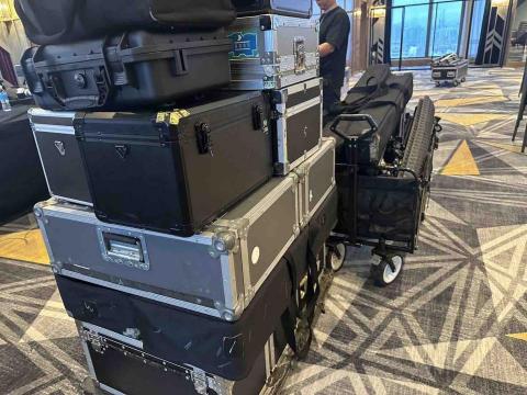 新點子錄影 - 新點子創意有限公司 - 一車又一車滿滿設備，
從進場到退場，像把整場活動的責任一箱一箱收進來。
舞台已散場，人潮退去，
只剩輪子滑過地毯的聲音，提醒自己任務圓滿完成。

累，是一定的；
但看著器材安全回到車上，
心裡那份踏實與安心，
就是今天最真實的收穫。