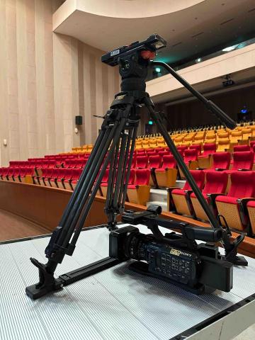 新點子錄影 - 新點子創意有限公司 - 【二月的拍攝現場｜一年真的又快過去了】

每年只要走進這個場地，
架起那些早已熟悉的機位，
心裡其實就很清楚&mdash;&mdash;
啊，又差不多要過年了。

二月的這場拍攝，
對我來說一直都有一種說不上來的特別感覺。
不只是因為它一年只出現一次，
而是因為一拍，就是好幾年，
而且很巧，幾乎每一年，都剛好落在我的生日附近。

看著現場聚集來自世界各國的學生，
不同語言、不同文化，
卻在同一個空間裡專注聆聽、彼此交流。
那種畫面，其實很安靜，
但心裡會默默覺得&mdash;&mdash;
能站在這裡記錄下來，很幸運。
