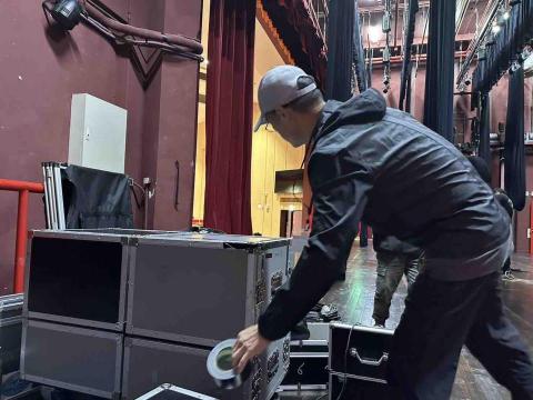 新點子錄影 - 【工作現場的一瞬間｜用照片記錄每一次經驗】

以前就很喜歡在工作時拍下當下的畫面。像這樣在舞台側邊整理器材、準備下一段流程，看似平凡，卻是整場活動順利運作的重要一環。這些照片不只是紀錄，更像是時間的備忘錄，讓人一眼就能回想當時的環境、流程與現場狀況。

有時候沒有這些畫面，事後要回想當天細節其實並不容易。透過照片，我可以檢視當時的作業方式是否正確，作為下一次工作的參考與調整。

每一次出勤，都像是在複習一堂實務課。從佈線、架設到收場，每個步驟都在累積經驗，也讓自己樂在其中、持續精進。

把每一場任務做好，