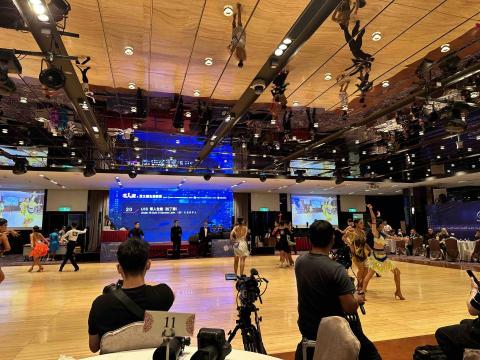 新點子錄影 - 新點子創意有限公司 - 【美福飯店｜國際國標舞大賽拍攝紀錄】

一早進場，美福飯店的舞池已經充滿緊張又優雅的氛圍。來自世界各地的選手齊聚一堂，隨著音樂節奏舞動，動作俐落、表情專注，每一段演出都展現極高水準，讓現場觀眾目不轉睛。

這項國際賽事我們已經連續拍攝多年，對比賽流程與節奏越來越熟悉。EFP 多機位的架設位置、導播切換節點、舞池動線與評審視角，都累積出最適合的拍攝配置，讓畫面既完整又流暢。正因為經驗累積，現場作業更有效率，也能在關鍵瞬間捕捉最精彩的舞姿。

客戶對我們的信任與日俱增，從初次合作到如今的默契配合，讓整體製作更