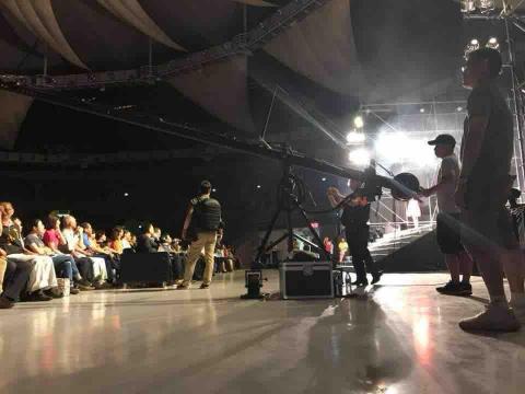 新點子錄影 - 新點子創意有限公司 - 【桃園小巨蛋中秋晚會｜搖臂鏡頭帶動全場氣氛】

今晚在桃園小巨蛋舉辦的中秋節晚會，現場氣氛熱鬧非凡。舞台燈光亮起、觀眾席滿滿人潮，而搖臂鏡頭在空中流暢運行，將整個場館的熱度與舞台氣勢完整捕捉。

這場演唱會聚集許多熟悉的歌聲&mdash;&mdash;蔡小虎、翁立友、喬幼、龍千玉等實力派歌手輪番登台，台上唱的是經典旋律，台下則是一段段屬於觀眾的回憶。能在現場用鏡頭記錄這些動人時刻，也是一種特別的感動。

大型晚會拍攝不只是對準舞台，更要兼顧觀眾情緒與現場氛圍。透過搖臂運鏡的高度與流動感，畫面更具層次，也讓現場氣氛完整傳遞到每一個