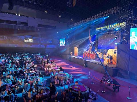 新點子錄影 - 新點子創意有限公司 - 【竹北小巨蛋｜大型活動 EFP＋搖臂拍攝紀錄】

前一天我們就進場完成架設，確認機位動線、搖臂運作範圍與訊號配置，確保隔天活動能順利進行。一早活動正式開始，舞台節目一組接一組登場，不論是團體舞蹈還是合唱表演，整體氣勢壯觀、節奏緊湊，現場氛圍熱烈。

面對如此大型場地，我們以 EFP 多機位搭配搖臂攝影，完整捕捉舞台畫面與現場氛圍，讓觀眾席、燈光效果與演出動態都能被真實呈現。節目數量多、流程緊密，對攝影團隊的體力與專注力都是考驗，每一段切換都不能鬆懈。

整天拍攝下來，從清晨開工到晚間收場，器材整理完成已是