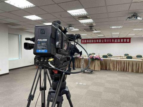 新點子錄影 - 【大型股東大會拍攝｜穩定流程，讓每一項決議被完整紀錄】

今日執行大型股東大會拍攝任務，多個會議廳同步進行，對影像與聲音紀錄的完整性要求極高。為確保每段發言與每項決議都清楚保存，現場部署十餘機位，建立完整影像紀錄系統。

多組 EFP 團隊同步作業，攝影、收音、導播與訊號整合分工明確；從主席台、簡報畫面到股東發言與全景視角皆精準掌握，聲音收錄清晰穩定。透過縝密動線與訊號規劃，確保流程順暢，讓重要決議完整留存。