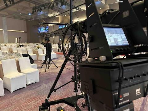 新點子錄影 - 這次於高雄萬豪酒店拍攝，現場空間寬敞，是我見過飯店中最大的活動場地之一，足以完整運用搖臂與多機EFP系統。我們出動4機拍攝，搭配搖臂與三軸穩定器，以及平面攝影同步紀錄，確保舞台氣勢、現場氛圍與精彩瞬間完整呈現。

大型場地拍攝不只需要設備，更需要團隊協調與動線規劃，才能讓畫面流暢、視角豐富。

把重要時刻交給專業團隊，讓活動呈現更具層次與質感。

#新點子錄影 #EFP拍攝 #活動紀錄 #多機導播