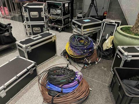 新點子錄影 - 【活動拍攝準備中｜看不見的工程】

在新北市政府進場準備隔天拍攝作業，現場第一件事不是架機，而是佈線。照片中一圈圈整理好的訊號線，將連接導播台、直播系統、視訊設備與 PA 音響位置，最遠距離約達 70 公尺，需要分送到多個工作點位，確保各系統同步運作。

每一條線都代表一段訊號傳輸的穩定度，若規劃不周，就可能影響畫面、聲音或直播品質。因此我們事前完成線路配置與測試，並依現場動線安全固定，避免影響人員通行。

活動順利的背後，是這些看似不起眼卻至關重要的準備工作。把基礎做好，現場運作才會穩定流暢，也讓主辦單