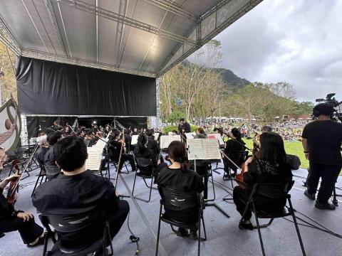 新點子錄影 - 【太魯閣峽谷音樂祭｜在山谷與樂聲之間紀錄感動】

再次來到花蓮天祥遊客中心執行拍攝任務，群山環抱的峽谷化身天然音樂廳，讓人一踏入現場便感到放鬆與療癒。本次以多機 EFP 拍攝與網路直播同步進行，完整捕捉舞台演出、觀眾沉浸樂聲的身影，以及山谷景色交織出的壯麗畫面。悠揚樂章在自然環境中迴盪，影像不僅紀錄演出，更保存人與自然共鳴的感動瞬間。

#太魯閣峽谷音樂祭 #花蓮天祥 #戶外音樂會 #EFP多機拍攝 #活動直播 #自然與音樂 #現場紀錄 #文化藝術 #新點子錄影