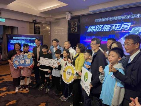 新點子錄影 - 新點子創意有限公司 - 【新北市政府記者會｜關鍵畫面不能錯過】

又完成一場新北市政府記者會拍攝。記者會流程看似固定：媒體就位、長官致詞、發布新聞稿、合影留念，但真正的重點往往在「啟動儀式」與象徵畫面的呈現，每一個瞬間都代表活動核心訊息，絕對不能錯過。

現場拍攝時，我們會提前確認站位與動線，掌握貴賓互動、媒體拍攝角度，以及背板視覺是否完整呈現。當啟動儀式進行或合影瞬間，我們必須在最短時間內取得清楚、完整且具有新聞價值的畫面，確保主辦單位對外發布使用無虞。

#記者會拍攝
#活動紀錄
#新點子錄影