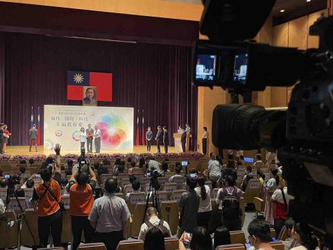 新點子錄影 - 新點子創意有限公司 - 【活動拍攝現場｜校長交接典禮的重要時刻】

新北市政府校長交接典禮於大禮堂隆重舉行，今天的主角是各校校長，在莊重儀式中完成責任的交接與傳承。現場媒體與攝影人員齊聚，記錄這個重要歷史時刻。

拍攝配置上，我們在會場後方架設專業攝影機，透過長焦段鏡頭將舞台畫面穩定拉近，即使距離遙遠，也能清楚捕捉授證、合影與關鍵儀式畫面。畫面穩定、構圖精準，讓每個重要瞬間都被完整保存。

正式典禮只有一次機會，不能重來。透過經驗與設備搭配，我們在不干擾儀式進行的前提下，精準掌握畫面，讓主辦單位安心將重要時刻交給專業團隊紀錄。
