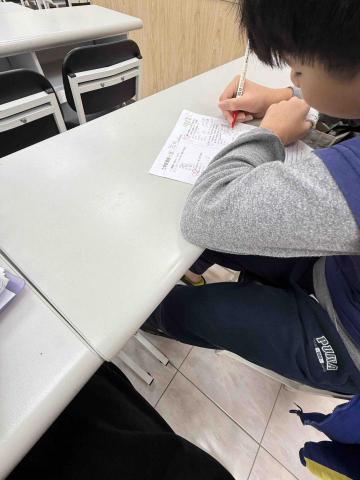 黃英慈 - 擔任補習班解題老師