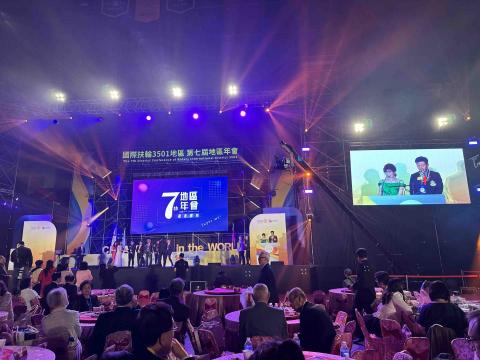 新點子錄影 - 竹北體育館的年會活動，從白天到夜晚都充滿熱鬧氣氛。白天安排各式表演與典禮流程，舞台節奏緊湊、氣氛熱烈；入夜後轉為盛大喜宴，燈光、音樂與歡笑聲交織，讓整個場館充滿溫度與凝聚力。

面對大型場館與眾多與會人員，我們採用EFP多機拍攝搭配搖臂運鏡，完整呈現舞台氣勢與現場氛圍。多機位負責不同視角的穩定紀錄，搖臂則帶出畫面高度與流動感，讓觀眾能感受到活動的規模與層次。


#新點子錄影 #年會活動 #EFP拍攝 #搖臂運鏡