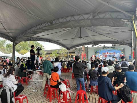 新點子錄影 - 這是一場充滿歡笑與溫度的企業家庭日活動。舞台前坐滿大小朋友，家人彼此陪伴，一起欣賞表演、參與互動遊戲，現場氣氛輕鬆又熱鬧。對企業而言，這不只是活動，更是一種凝聚向心力與關懷員工家庭的重要時刻。

在拍攝這類戶外家庭日活動時，我們會依照舞台位置與觀眾動線安排機位，確保表演畫面、觀眾互動與現場氛圍都能完整記錄。孩子的笑聲、家長的掌聲、台上的精彩演出，每一個瞬間都值得被保存。


#企業家庭日 #活動紀錄 #EFP拍攝 #新點子錄影