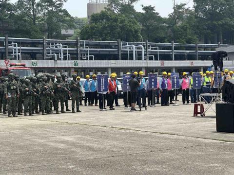 新點子錄影 - 【中油儲油槽消防演習｜多機位紀錄危機應變現場】

今天執行中油儲油槽消防演練拍攝任務，現場結合消防、警力與相關單位進行聯合演練，模擬重大危安事件的應變處置流程。整體演練規模完整、節奏緊湊，對影像紀錄的即時性與完整性要求極高。

本次以多機 EFP 作業方式進行拍攝，從指揮調度、部隊進場、警戒封鎖到應變處置流程，全程同步記錄。演練模擬敵對勢力企圖奪取儲油設施，現場迅速啟動危機應變機制，我方單位立即部署警戒與控制措施，同時運用空拍機進行高空監控與情勢掌握，協助地面單位掌控整體局勢。

拍攝過程中，必須同時掌握