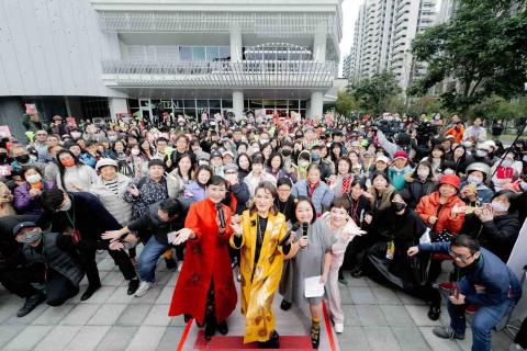 新點子錄影 - 新點子創意有限公司 - 【活動拍攝現場｜楊麗華粉絲見面會】

在新莊電影館舉辦的楊麗華粉絲見面會，現場湧入滿滿熱情粉絲，從室內延伸到戶外空間，氣氛熱鬧又溫馨。當主持人與藝人走向群眾合影互動時，歡呼聲此起彼落，每個瞬間都值得被完整記錄。

本次活動採用3機EFP多機拍攝，全程4K製作，確保畫面細膩清晰。除了場內大螢幕呈現，我們也同步將訊號輸出至戶外電視牆，讓場外民眾即時觀看演出內容，不錯過任何精彩互動。

在人潮眾多、動線複雜的環境中，攝影機位與訊號整合更顯重要。我們透過事前規劃與現場即時調度，穩定捕捉舞台演出與粉絲互動畫面，讓主