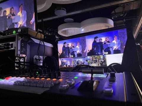 新點子錄影 - 【尾牙活動現場｜導播視角的歡樂時刻】

從導播台的畫面看出去，每一格畫面都在記錄今晚的歡笑與感動。這家公司每年尾牙都有不同主題，雖然場地不大，但節目內容精彩程度完全不輸大型企業活動。舞台上表演者都是公司同仁，唱歌、舞蹈、戲劇樣樣來，每個人都展現滿滿才華與投入，現場氣氛特別溫馨又熱鬧。

對我們來說，這是一場充滿人情味的拍攝任務。透過多機位切換與即時畫面監控，我們捕捉舞台亮點與觀眾笑容，讓活動回顧依然保有現場的歡樂溫度。

能記錄這樣充滿凝聚力與笑聲的夜晚，也是拍攝工作最讓人期待的時刻。

#尾牙活動
#活