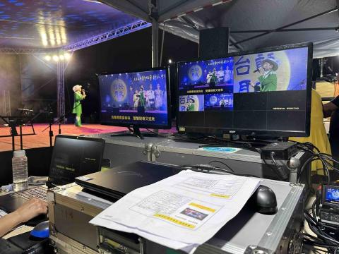 新點子錄影 - 【新莊公園中秋晚會｜熟悉的節日任務】

一年一度的新莊公園中秋佳節晚會又來了。這場由區公所主辦的社區型活動，每年都吸引許多民眾到場同樂，早已成為地方的固定節日風景。今年依舊由新點子EFP負責現場拍攝與畫面紀錄，熟悉的場地、熟悉的流程，卻依然用同樣認真的態度面對每一場任務。

一到現場，團隊立刻展開拉線、架設機位與測試訊號，確保晚間活動順利進行。天色漸暗，燈光亮起，舞台氛圍也慢慢升溫。晚會邀請明星登台演唱，帶動全場氣氛，觀眾隨著音樂節奏搖擺，笑聲與掌聲此起彼落。

在導播台前，看著多機畫面同步跳動，捕捉舞台