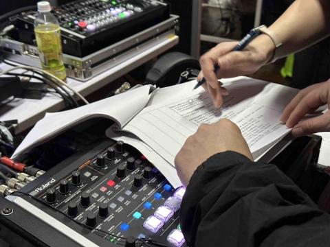 新點子錄影 - 【導播台前的關鍵時刻】

活動正式開始前，導播與工作人員會依照流程表逐段確認節目順序與畫面切換時機。什麼時候切主畫面、何時開子母畫面呈現簡報內容、何時帶現場畫面與觀眾反應，都在這個時刻反覆確認。

看似簡單的一張流程表，其實是確保直播順暢與畫面精準的核心依據。透過事前溝通與即時測試，我們讓每一段畫面銜接自然，避免錯切與延誤。

專業，不只是設備齊全，而是把每個細節準備到位，讓客戶安心把重要活動交給我們。

#導播作業
#活動直播
#多機拍攝
#新點子錄影