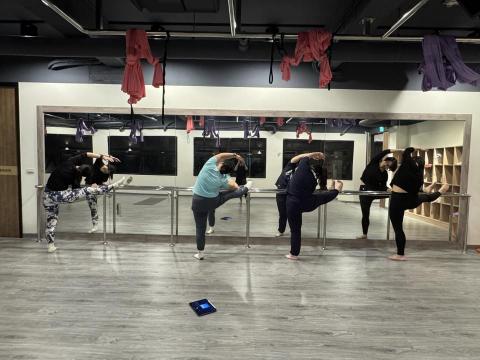 許嘉妤 - 成人芭蕾伸展