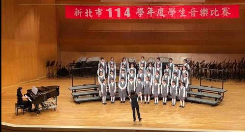 高亦芃 - 擔任實習學校合唱團鋼琴伴奏