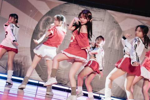 邱昱蓁 - 是擔任交大熱舞社的女舞教學 在社團中負責教導學弟妹、編舞、並且有在Battle中擔任Judge的經驗。高中也是熱舞社教學，學習街舞已有五年左右。