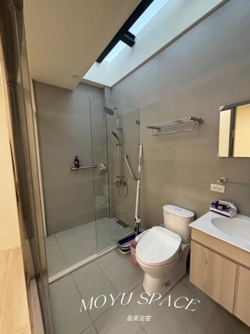 墨予空間設計工作室 - 專職~老屋翻新~設計翻新格局美翻了的改造~浴室加入採光罩~利用不鏽鋼框作為和浴室的隔間設計~放大空間
美到想賴在浴室 這種採光、這種線條感，看完真的想把家裡老浴室也拆了重做！