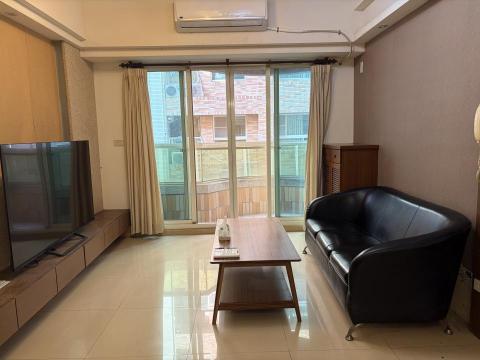 莊先生 - 都會情人兩房二廳客廳。