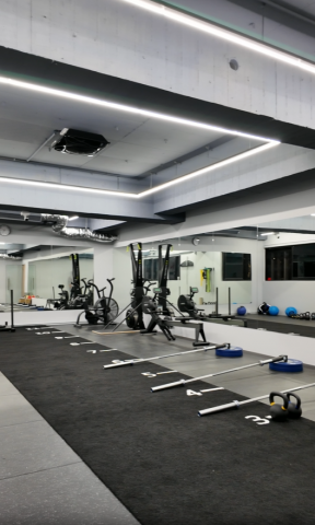 林昱豪 - 功能訓練專區，配置雪橇、壺鈴與體能器材，適合爆發力、心肺耐力與全身肌力訓練使用。