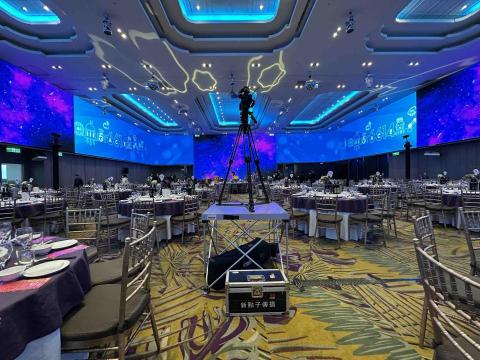 新點子錄影 - 【新莊頤品酒店｜尾牙活動拍攝｜EFP3機拍攝】

這一天行程滿檔，尾牙旺季的節奏總是特別緊湊。同時段還有另一場活動進行，一個在新莊、另一個在板橋，設備、人員與時間調度都必須精準安排。對我們來說，只要前置規劃完善、流程確認清楚，多場同步執行依然能穩定掌控。

本場於新莊頤品酒店舉行，場地寬敞、燈光與LED牆視覺效果完整呈現年終盛會的氛圍。我們採用 EFP三機拍攝配置，透過主鏡頭掌握舞台全景、副機捕捉表演與互動細節，並兼顧現場氛圍畫面，使活動流程完整且具有節奏感。

尾牙客戶多為熟識合作單位，彼此默契良好，也