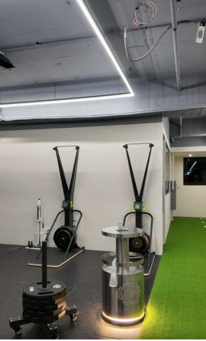 林昱豪 - 草皮體能訓練區，結合滑雪機與功能訓練設備，適合心肺耐力與動態體能課程。
