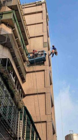 外牆修繕蜘蛛人 - 吊籠+蜘蛛人施工