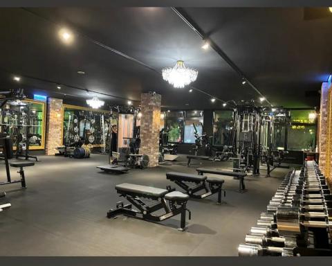 林昱豪 - 專業打造重訓主場空間，結合自由重量與多功能訓練設備，讓肌力建立、體態雕塑與訓練品質在安全與舒適環境中同步提升。
