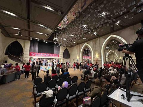 新點子錄影 - 【婦幼醫院｜寶寶爬行比賽活動拍攝｜EFP3機拍攝】

行之多年的寶寶爬行比賽，在中壢地區已成為年度溫馨盛事，吸引眾多家庭熱情參與。現場氣氛熱鬧又充滿笑聲，小小選手努力向前的模樣，讓家長與觀眾忍不住露出會心微笑。本次採用 EFP 三機位拍攝與現場畫面轉播，完整呈現比賽過程、舞台互動與家長加油的動人瞬間。新點子錄影以穩定細膩的影像，真實記錄孩子成長中最純真的片刻，讓這份童年回憶成為家人珍藏一生的感動。

#寶寶爬行比賽 #婦幼醫院活動 #EFP多機拍攝 #活動紀錄 #溫馨時刻 #親子活動  #新點子錄影