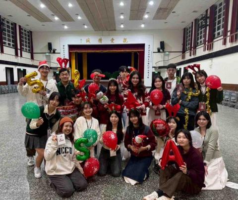 邱子瞳 - 政治大學學生大使在聖誕節時舉辦International dinner 給外籍生們