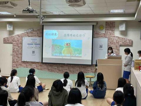 邱子瞳 - 擔任雄女類組分享講座第三類組講者，和學妹們分享第三類組的課程內容與相關資訊，讓學妹們在選組時較有方向