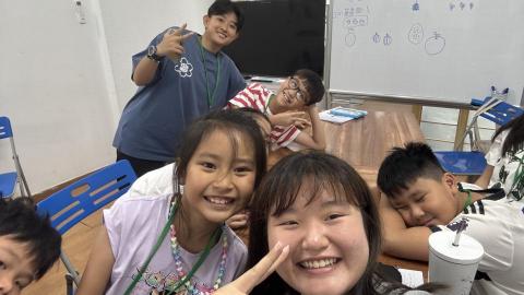 品慈 - 我參加過的營隊活動照片（2）
我在越南帶領小孩的樣子